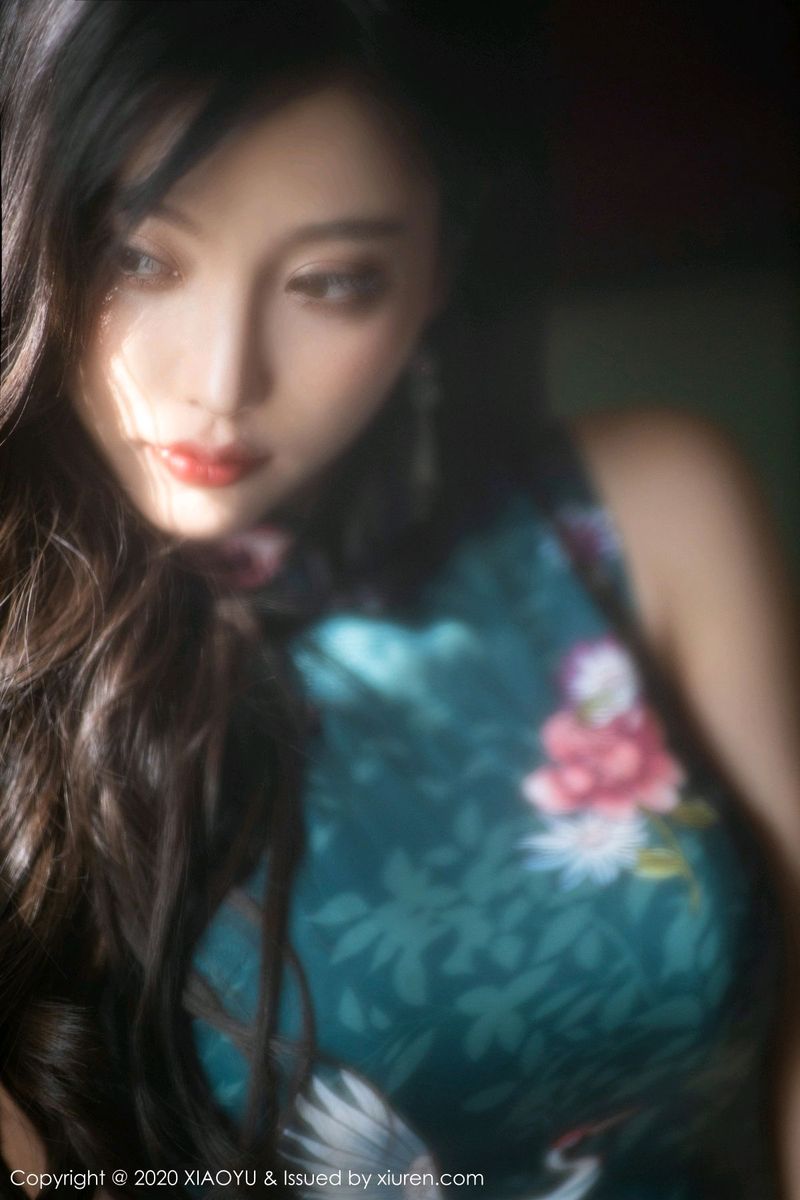 语画界性感女神杨晨晨sugar古典旗袍+高跟鞋系列周末大餐