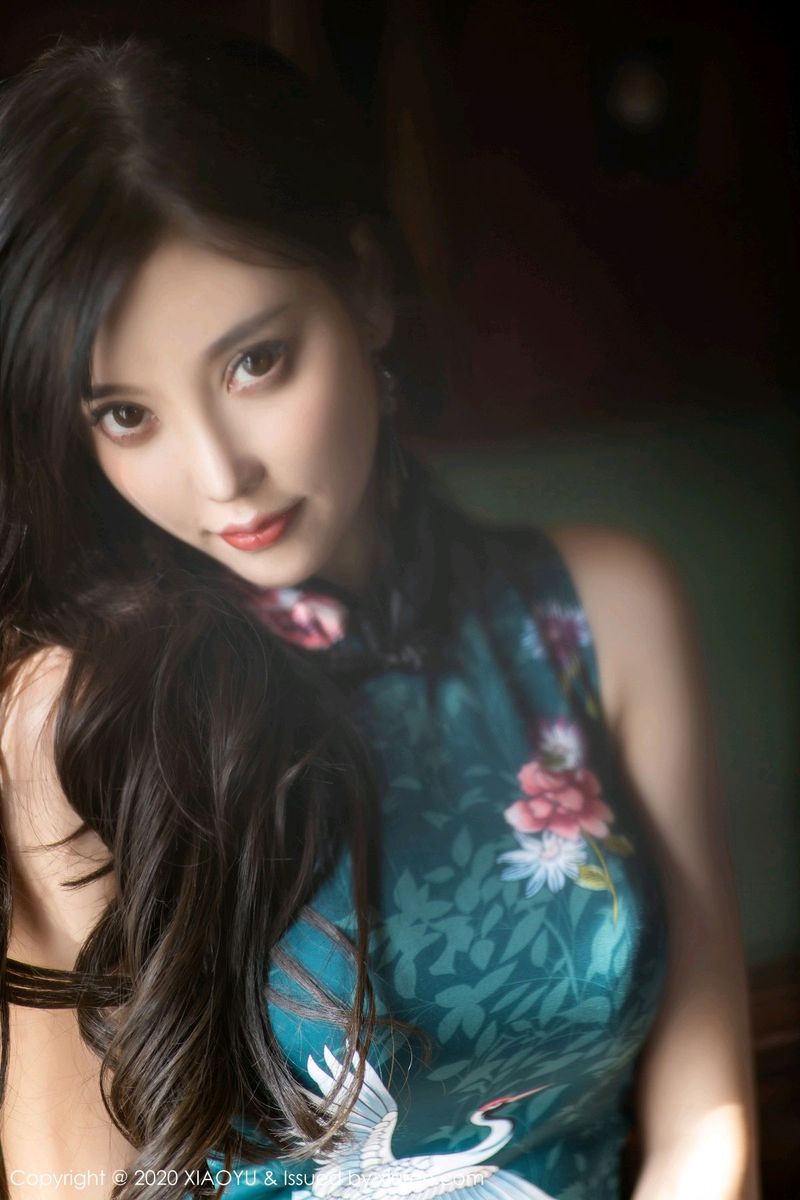 语画界性感女神杨晨晨sugar古典旗袍+高跟鞋系列周末大餐