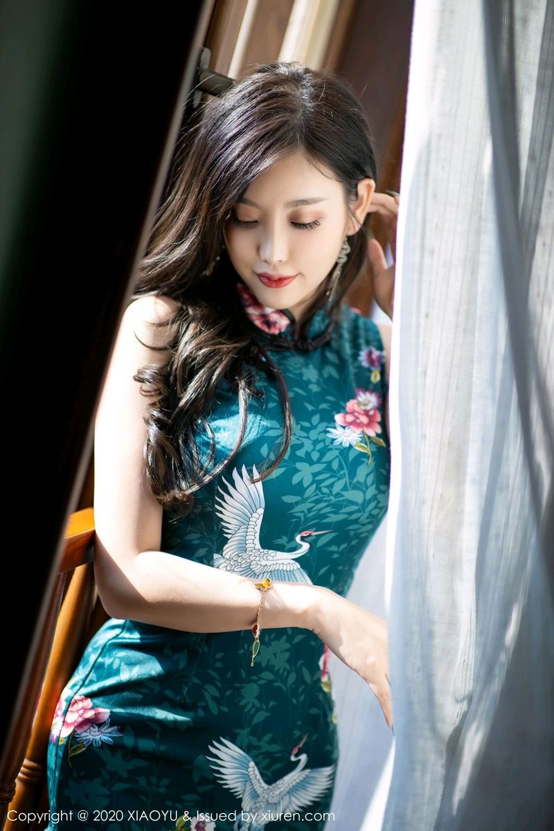 语画界性感女神杨晨晨sugar古典旗袍+高跟鞋系列周末大餐