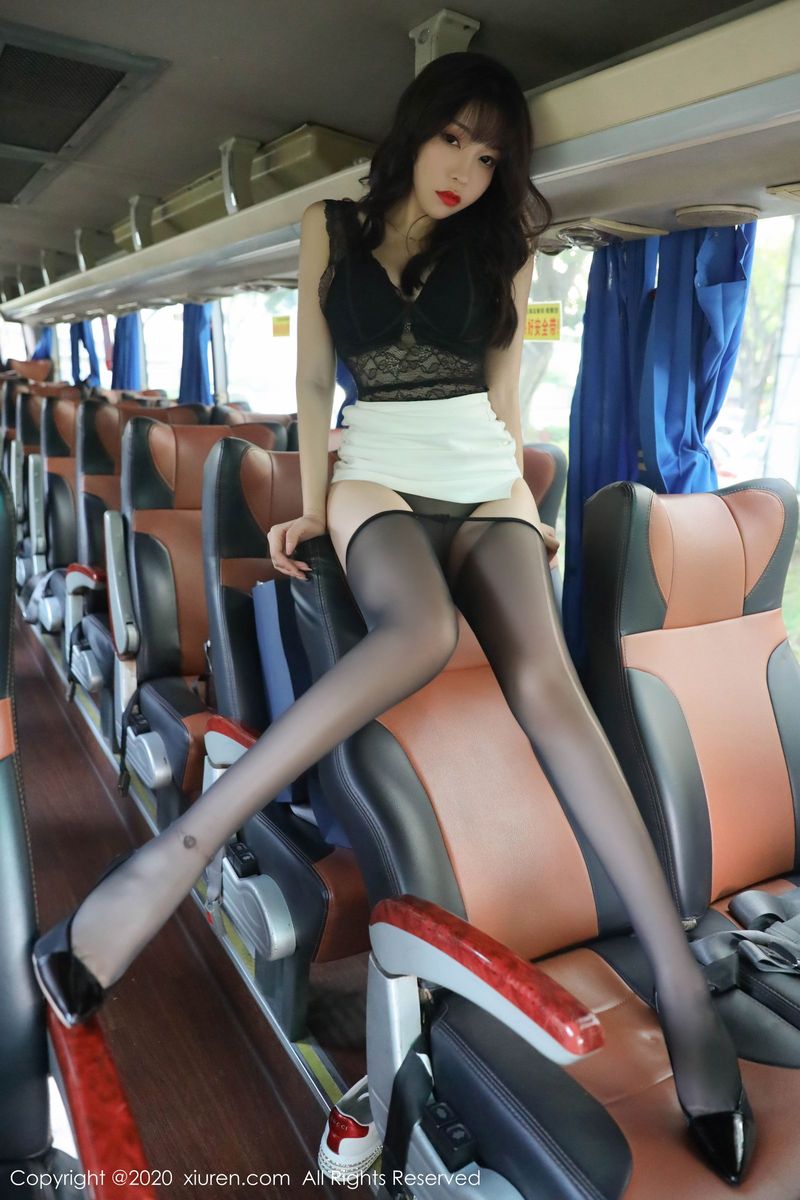 秀人网性感女神芝芝Booty黑丝美腿大巴车拍系列视觉美图