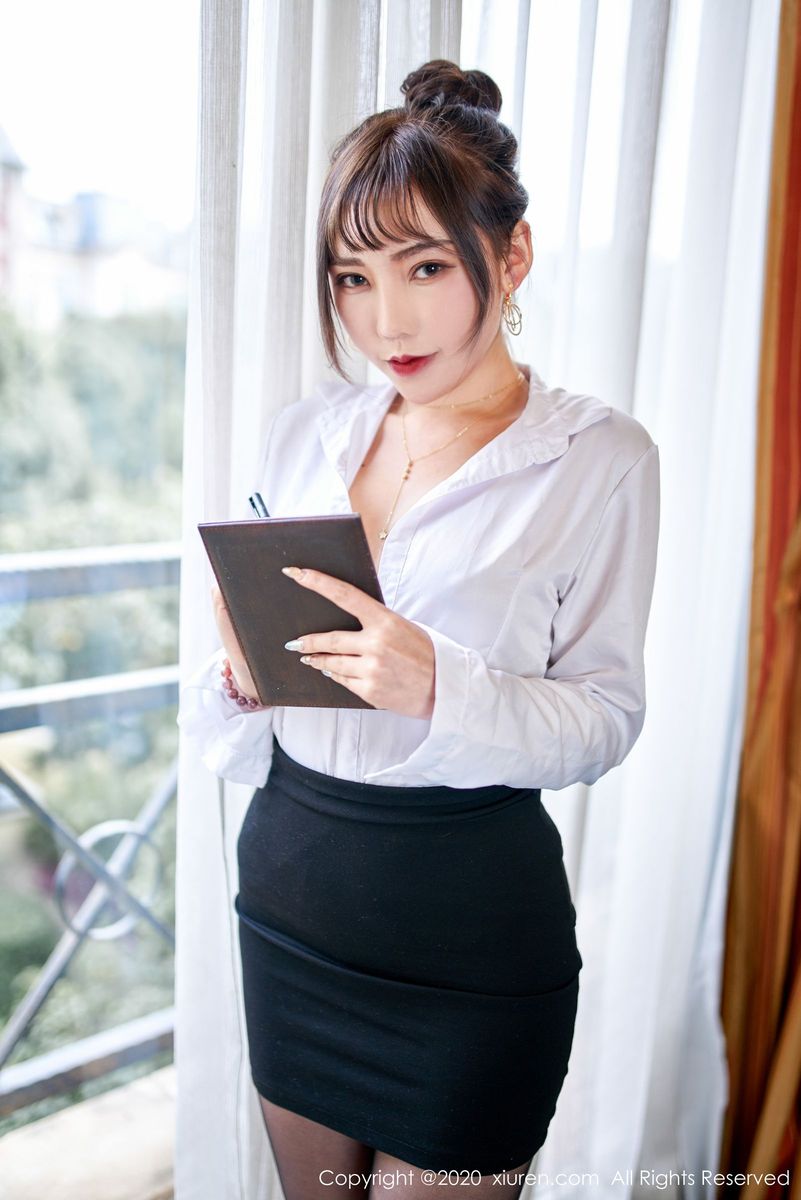 秀人网性感女神柴婉艺Averie黑丝美腿职场OL情趣透视套图