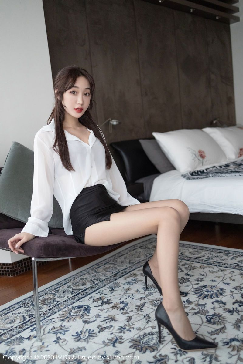 爱蜜社性感女神小九月白衬衫短裙秘书职业装&美足系列写真