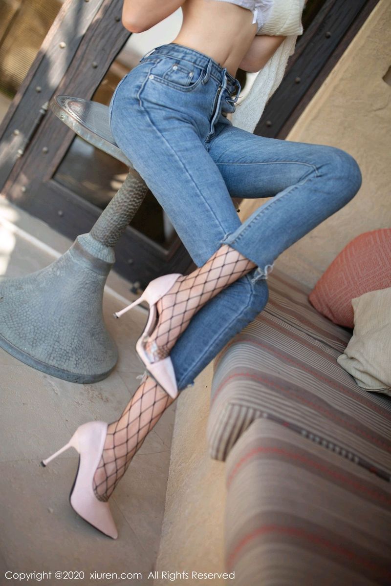 秀人网性感女神陆萱萱牛仔裤丝袜美腿内衣诱惑沙漠写真