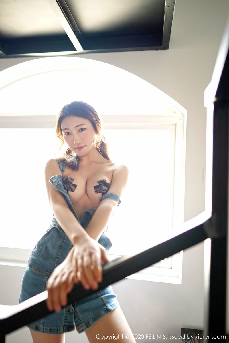 嗲囡囡新人嫩模小熊猫双马尾胶带遮胸丝袜美腿性感写真