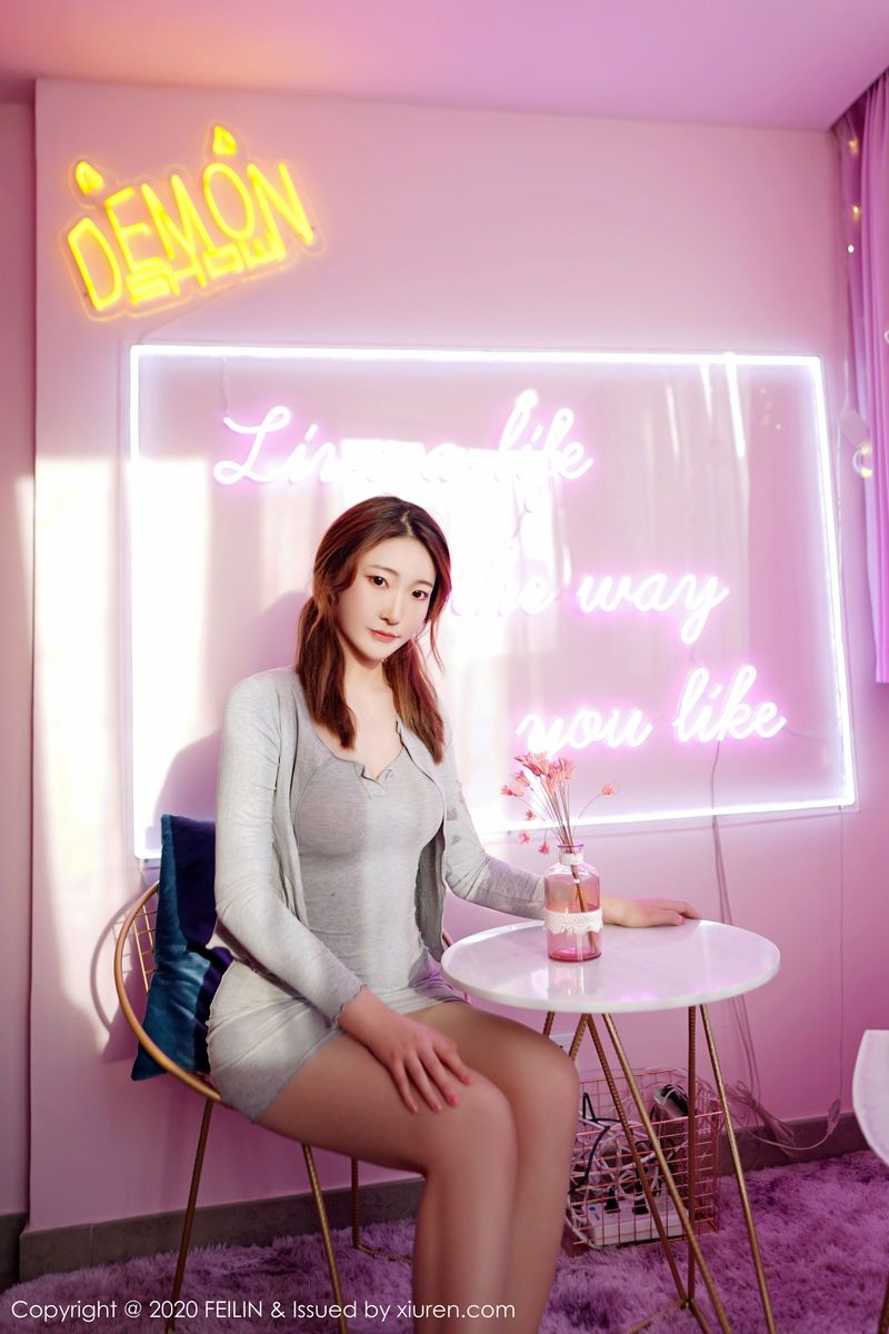 嗲囡囡新人嫩模小熊猫双马尾胶带遮胸丝袜美腿性感写真