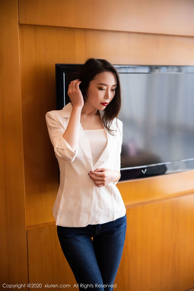 秀人网性感女神梦心玥高挑身材牛仔裤内衣诱惑足量写真