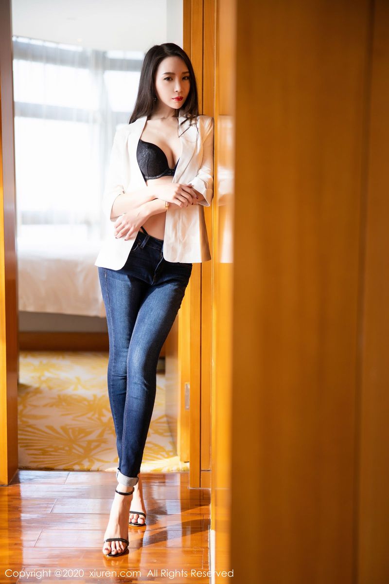 秀人网性感女神梦心玥高挑身材牛仔裤内衣诱惑足量写真