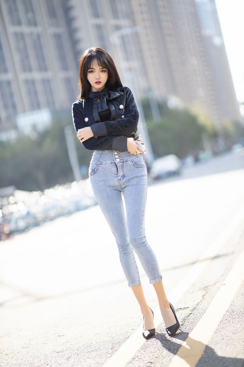 语画界美女模特Miko酱性感牛仔裤与内衣魅惑主题剧情写真