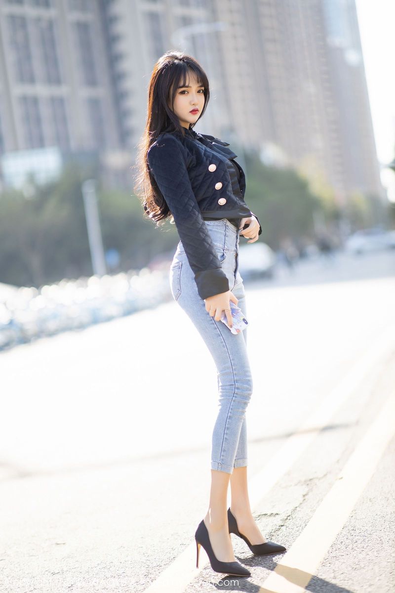 语画界美女模特Miko酱性感牛仔裤与内衣魅惑主题剧情写真