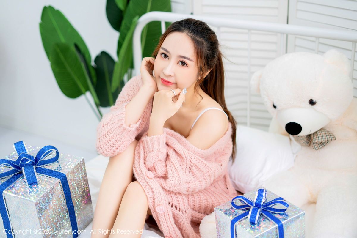 秀人网性感美女周井空波涛胸涌死库水新年礼盒唯美写真