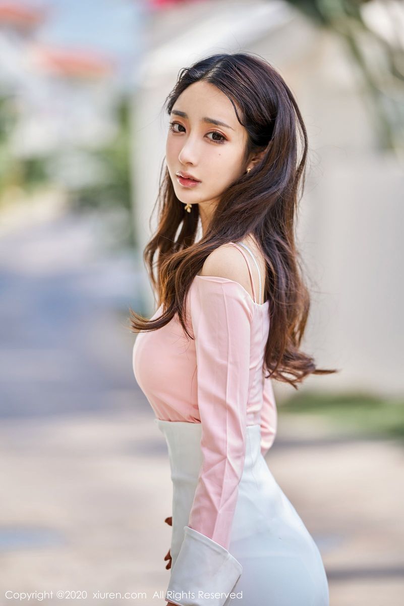 秀人网美女模特Betty林子欣开裆白裙白丝主题系列三亚旅拍