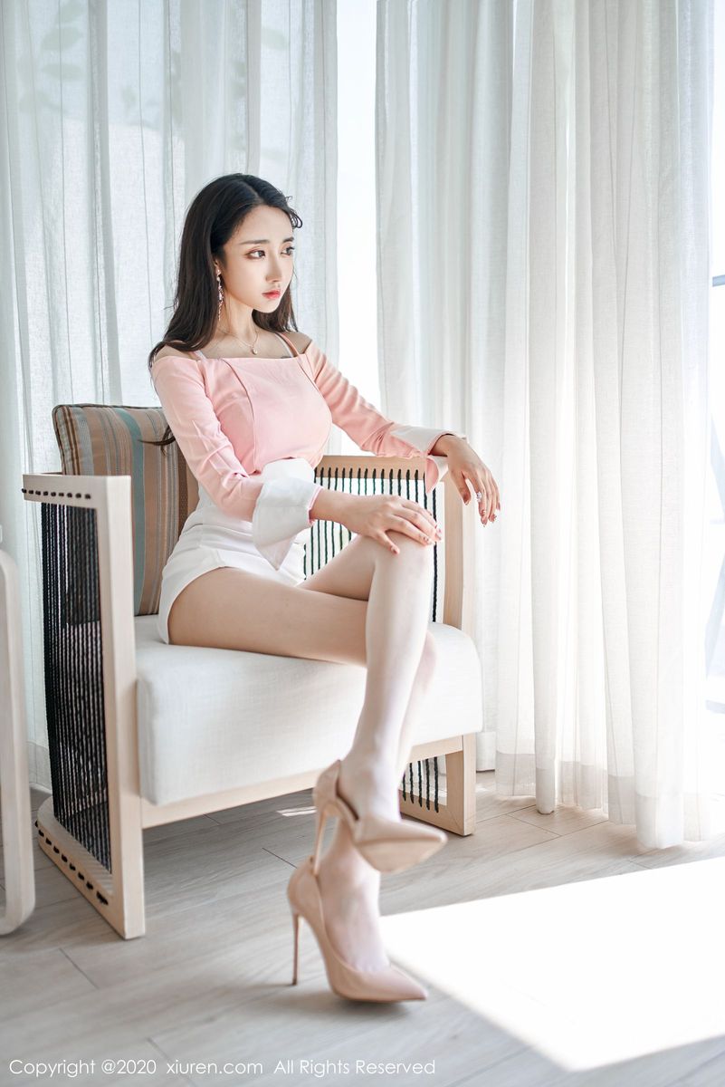 秀人网美女模特Betty林子欣开裆白裙白丝主题系列三亚旅拍