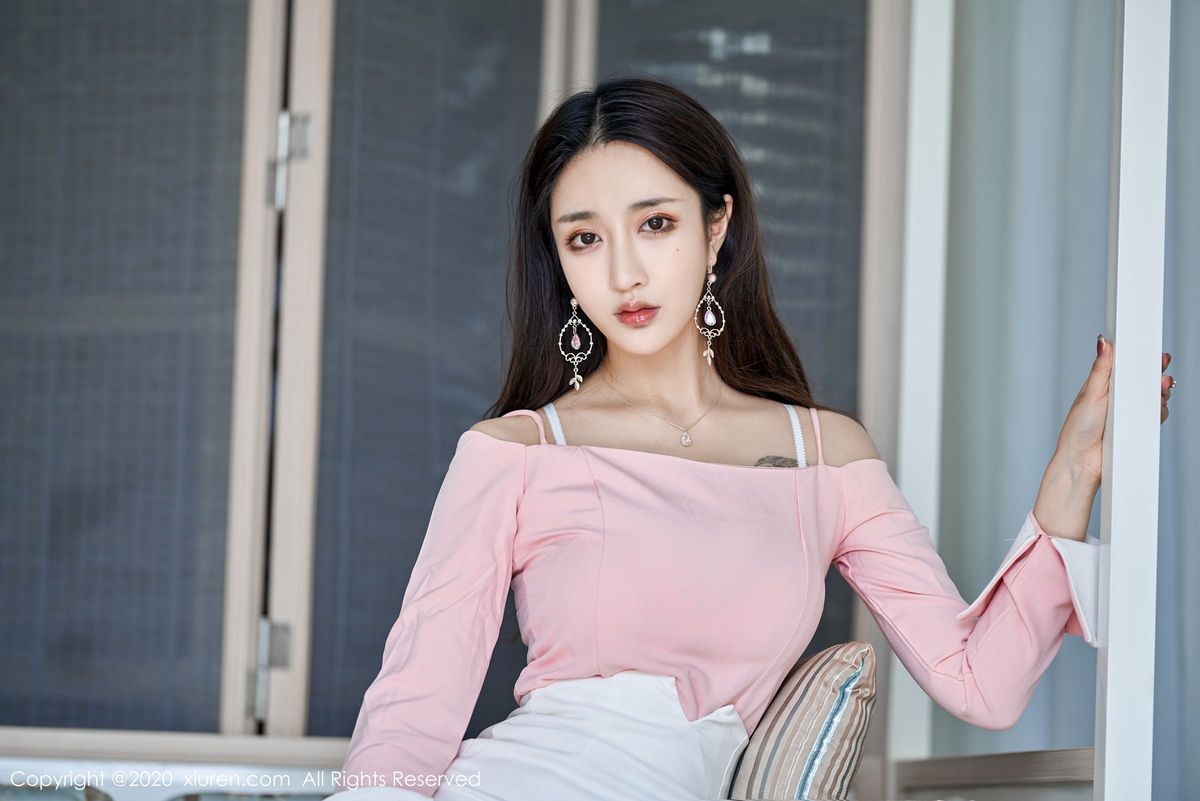 秀人网美女模特Betty林子欣开裆白裙白丝主题系列三亚旅拍