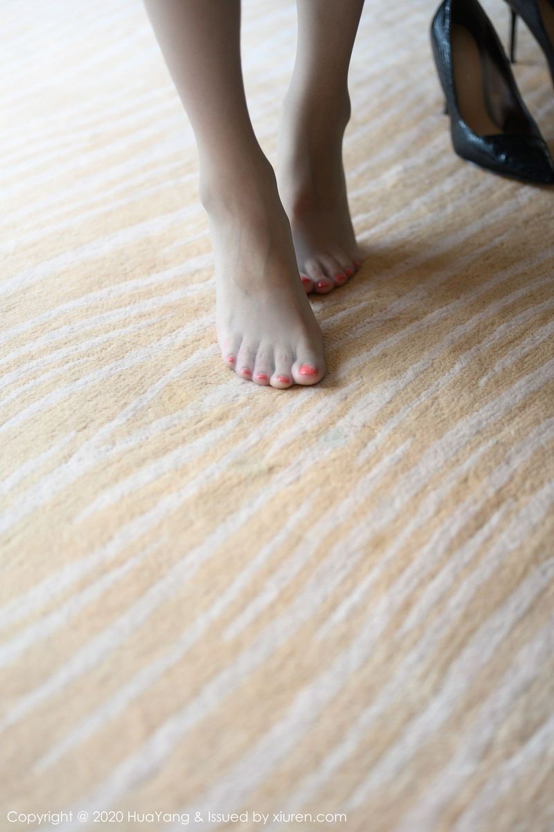 花漾写真美女模特梦心玥丝袜美腿+吊裙魅惑高挑身材套图