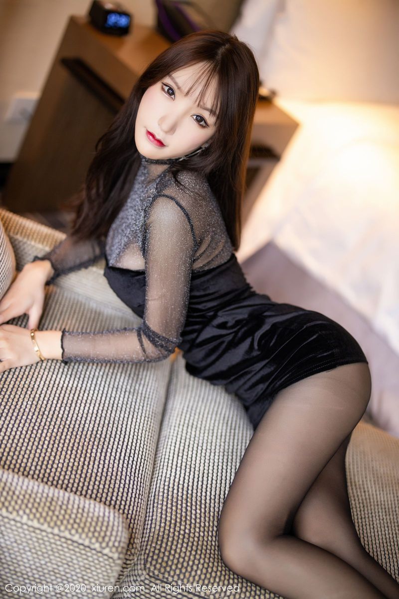 秀人网性感女神周于希Sandy黑丝美腿抹胸礼裙包裹足量写真