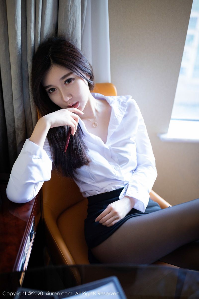 秀人网新人嫩模伊思思白衬衫黑丝美腿职场OL风格首套写真