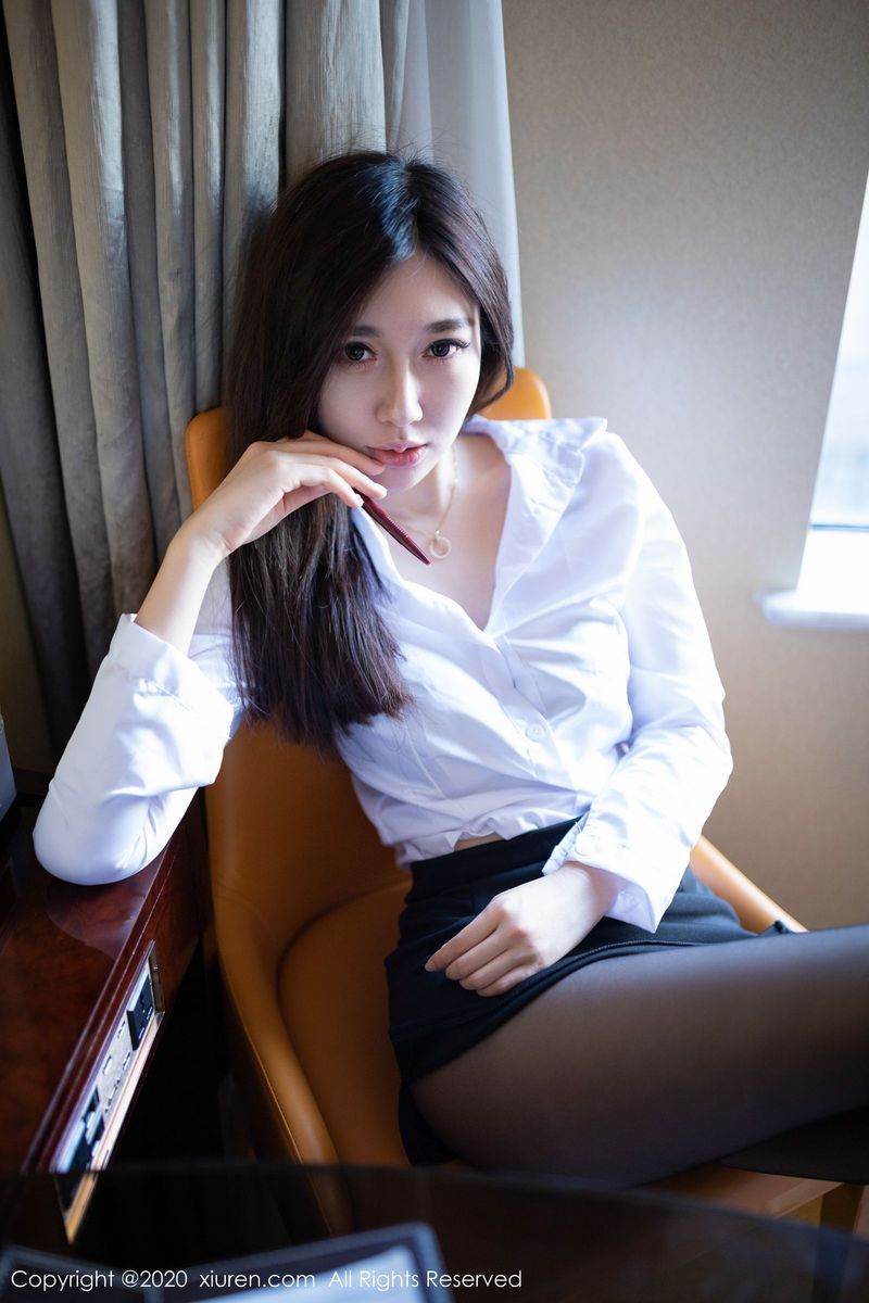 秀人网新人嫩模伊思思白衬衫黑丝美腿职场OL风格首套写真