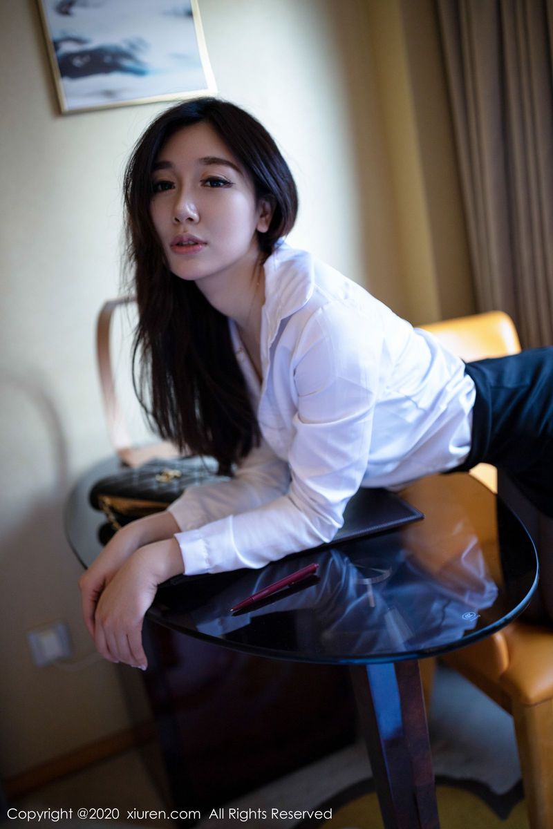 秀人网新人嫩模伊思思白衬衫黑丝美腿职场OL风格首套写真