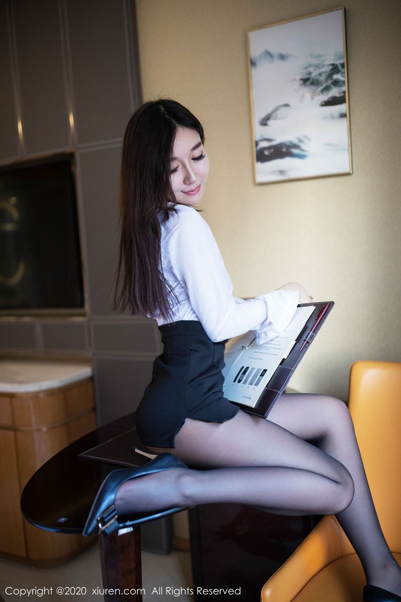 秀人网新人嫩模伊思思白衬衫黑丝美腿职场OL风格首套写真