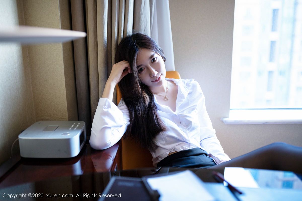 秀人网新人嫩模伊思思白衬衫黑丝美腿职场OL风格首套写真