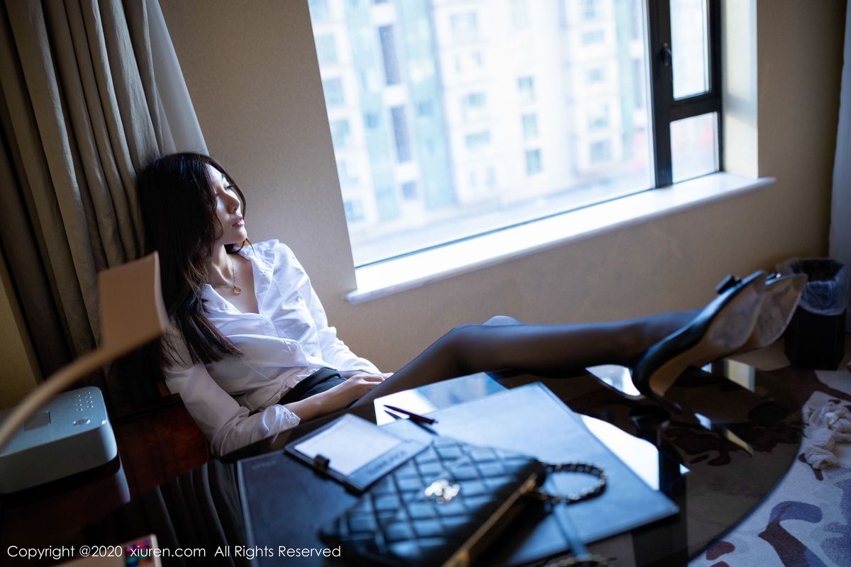 秀人网新人嫩模伊思思白衬衫黑丝美腿职场OL风格首套写真