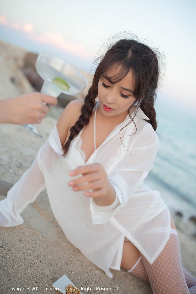 秀人网美女模特陶喜乐_lele沙滩白衬衫网袜外拍系列东欧旅拍