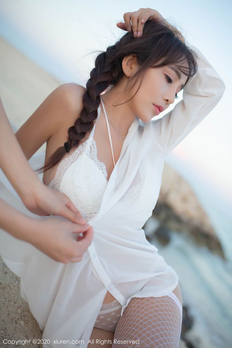 秀人网美女模特陶喜乐_lele沙滩白衬衫网袜外拍系列东欧旅拍