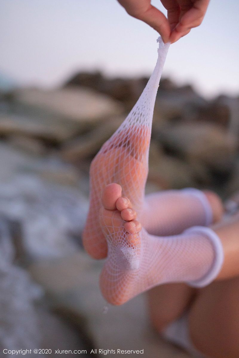 秀人网美女模特陶喜乐_lele沙滩白衬衫网袜外拍系列东欧旅拍