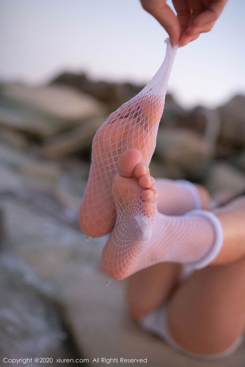 秀人网美女模特陶喜乐_lele沙滩白衬衫网袜外拍系列东欧旅拍