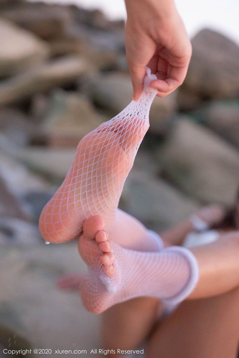 秀人网美女模特陶喜乐_lele沙滩白衬衫网袜外拍系列东欧旅拍