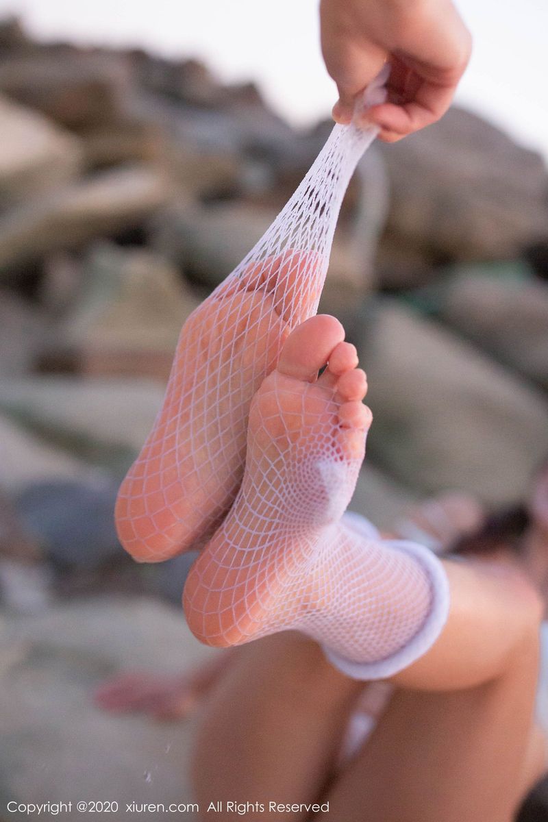 秀人网美女模特陶喜乐_lele沙滩白衬衫网袜外拍系列东欧旅拍