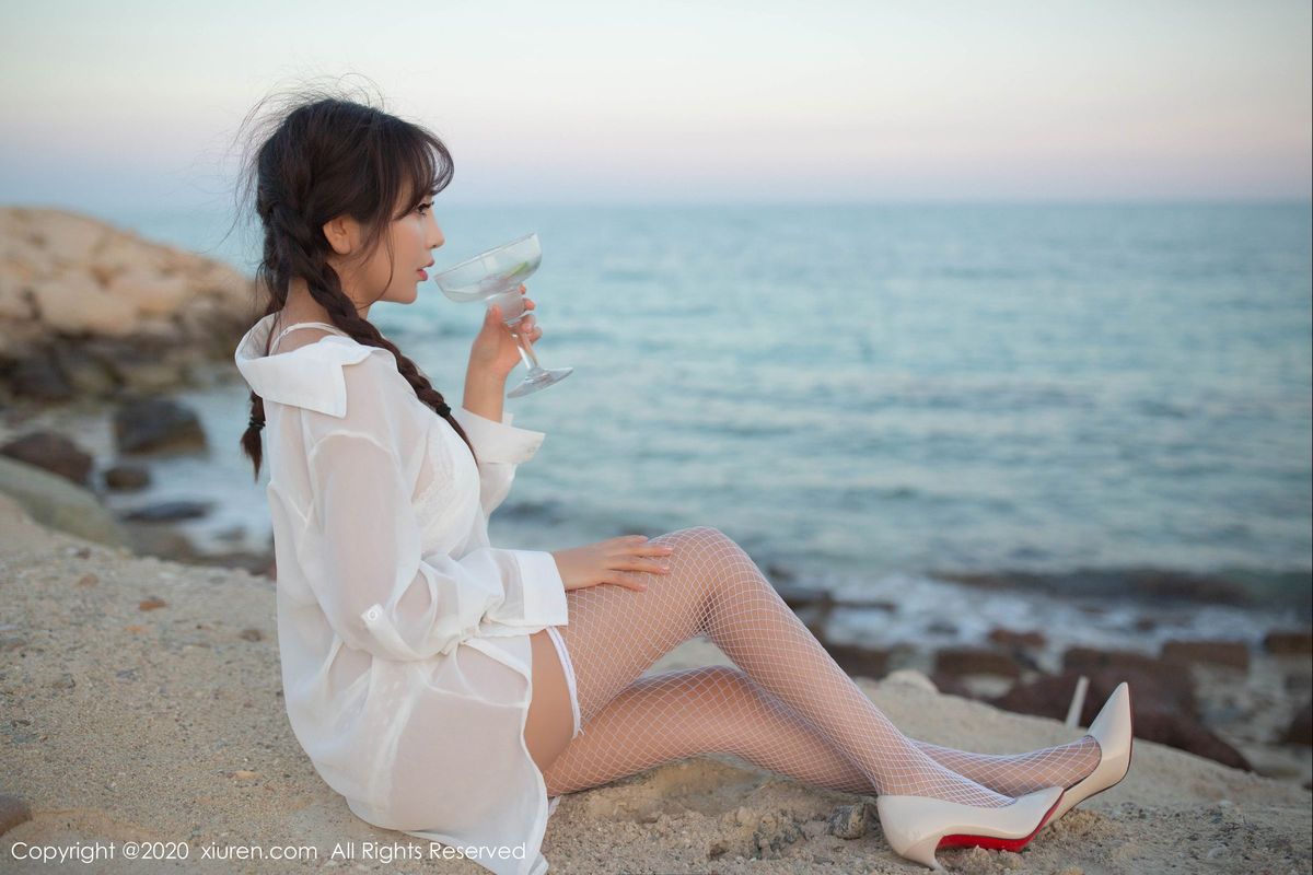 秀人网美女模特陶喜乐_lele沙滩白衬衫网袜外拍系列东欧旅拍