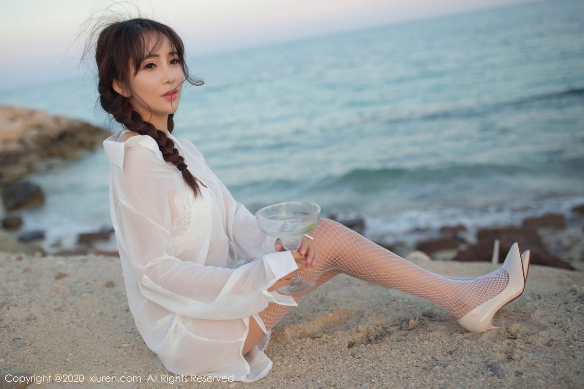 秀人网美女模特陶喜乐_lele沙滩白衬衫网袜外拍系列东欧旅拍