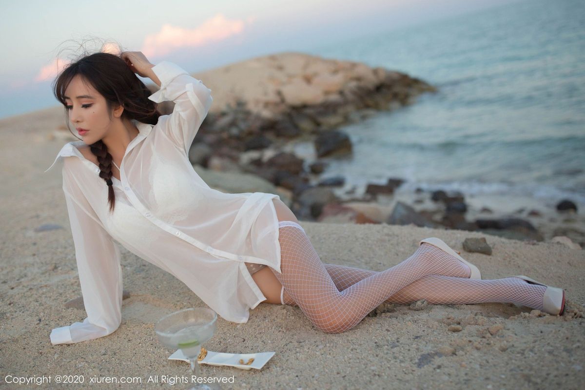 秀人网美女模特陶喜乐_lele沙滩白衬衫网袜外拍系列东欧旅拍