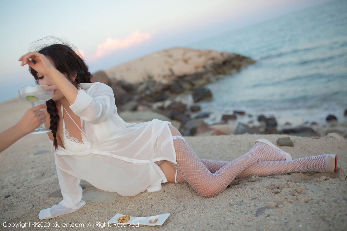 秀人网美女模特陶喜乐_lele沙滩白衬衫网袜外拍系列东欧旅拍