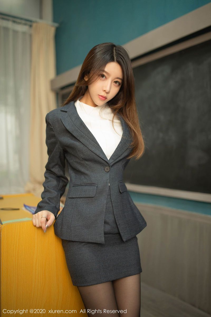 秀人网性感女神夏诗诗Sally真实教室场景上演老师主题写真