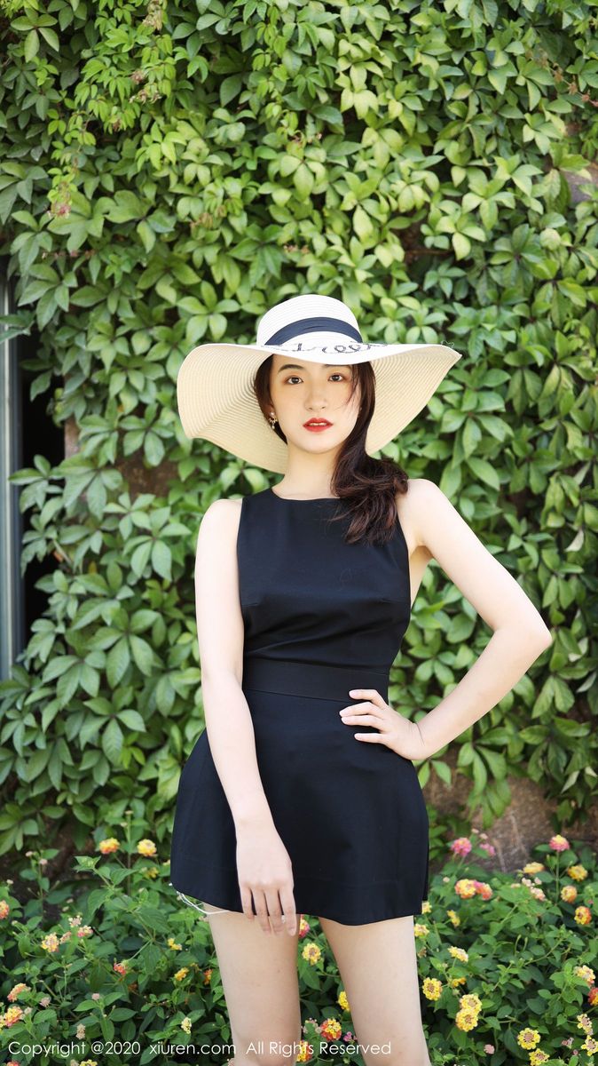 秀人网清新美女艺儿拿铁修长美腿牛仔热裤户外清凉写真