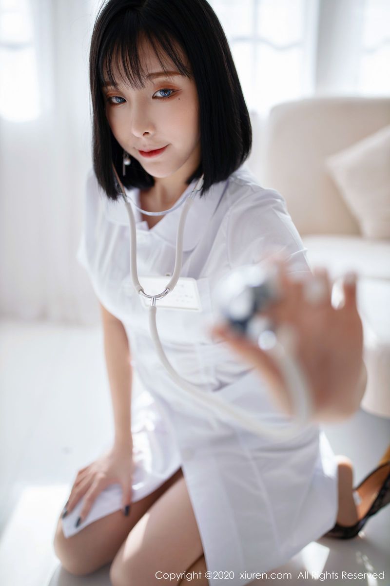 秀人网性感女神陈小喵丝袜美腿白衣小护士无内高跟鞋写真