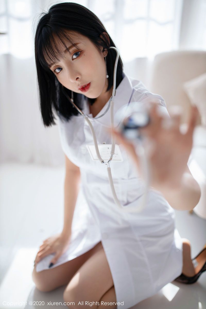 秀人网性感女神陈小喵丝袜美腿白衣小护士无内高跟鞋写真