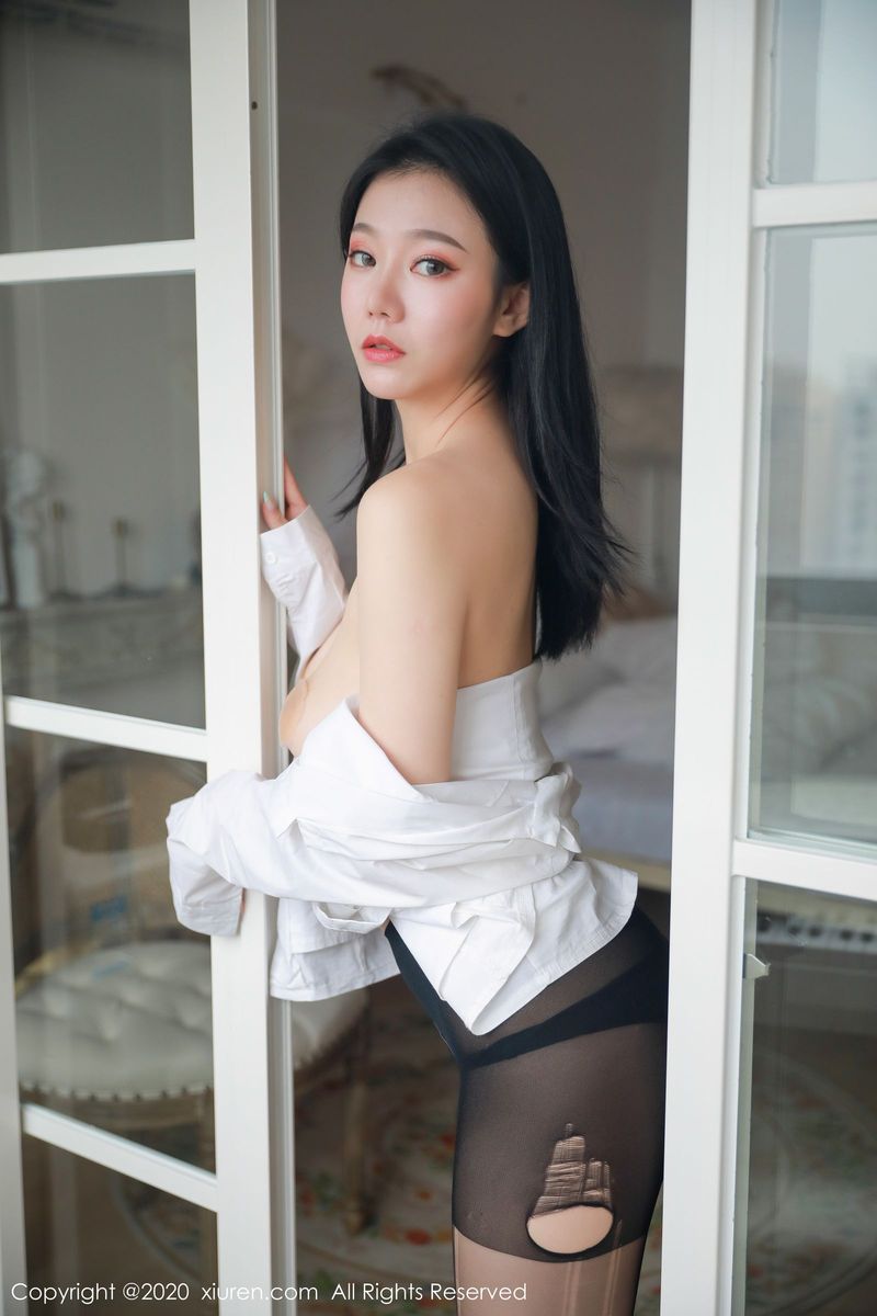 秀人网美女模特YUNDUOER_开档黑丝情趣制服白衬衣诱人写真
