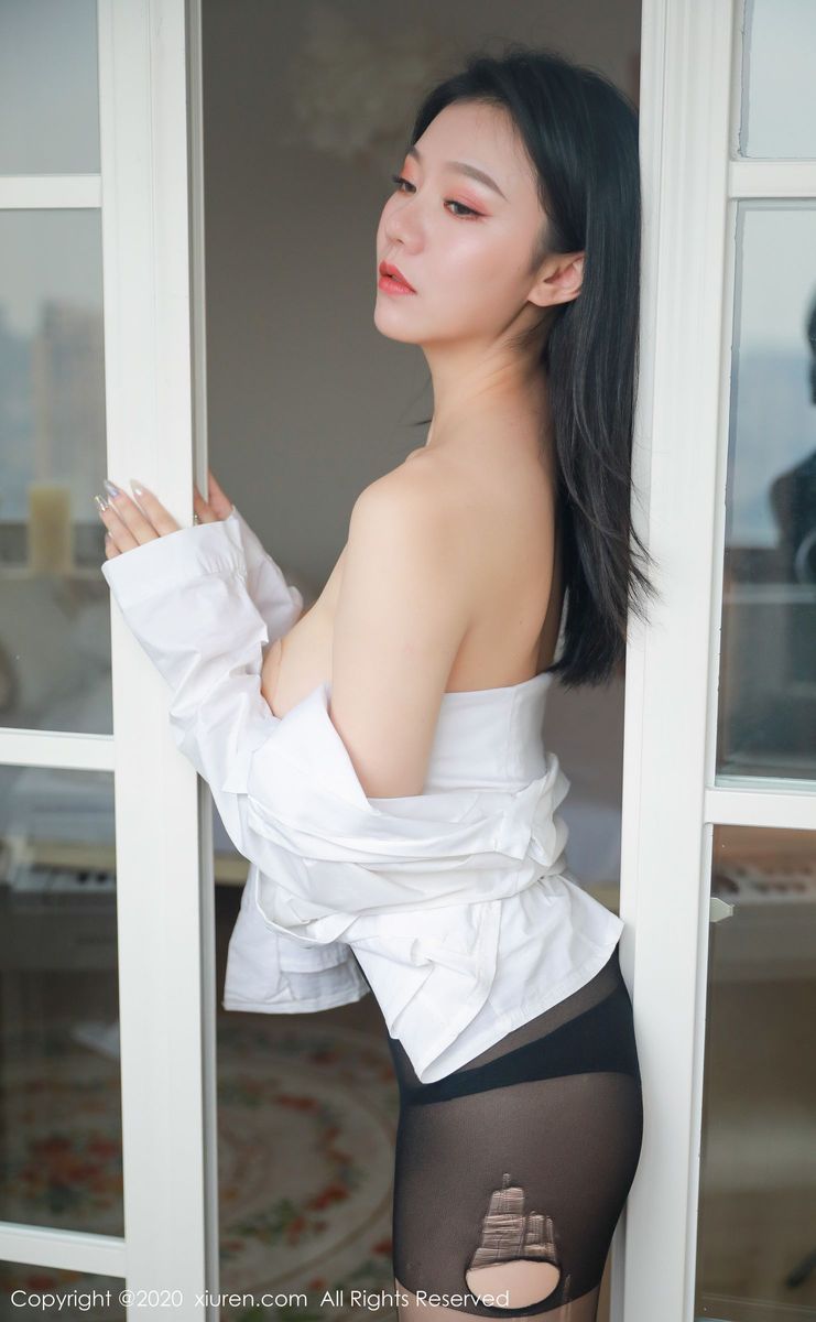 秀人网美女模特YUNDUOER_开档黑丝情趣制服白衬衣诱人写真