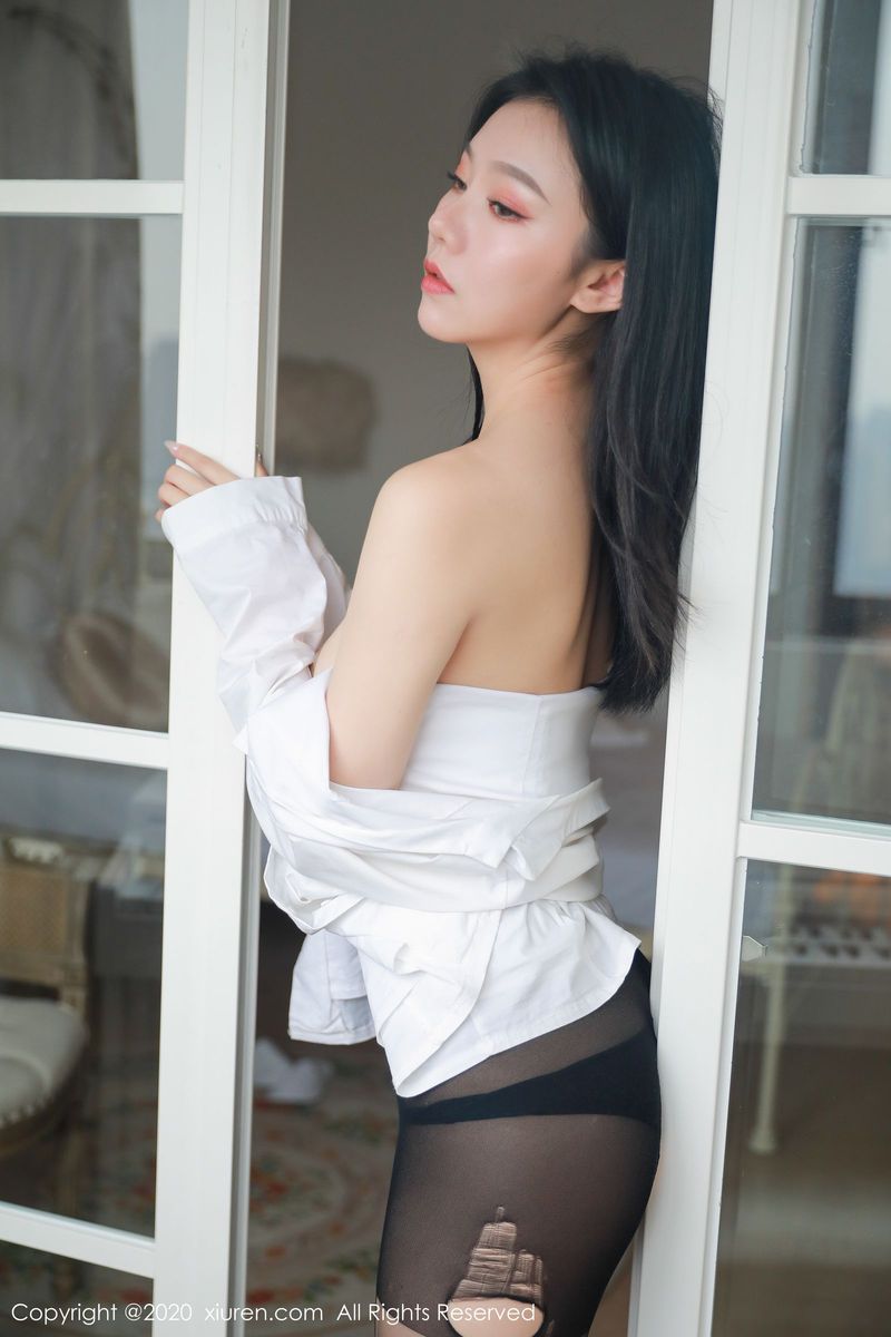 秀人网美女模特YUNDUOER_开档黑丝情趣制服白衬衣诱人写真