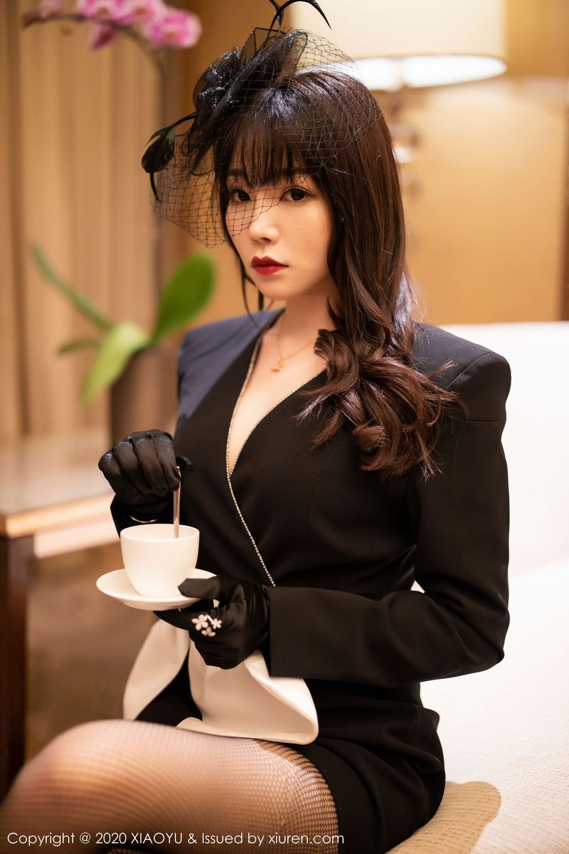 语画界性感女神芝芝Booty典雅制服与魅惑网袜系列澳门旅拍