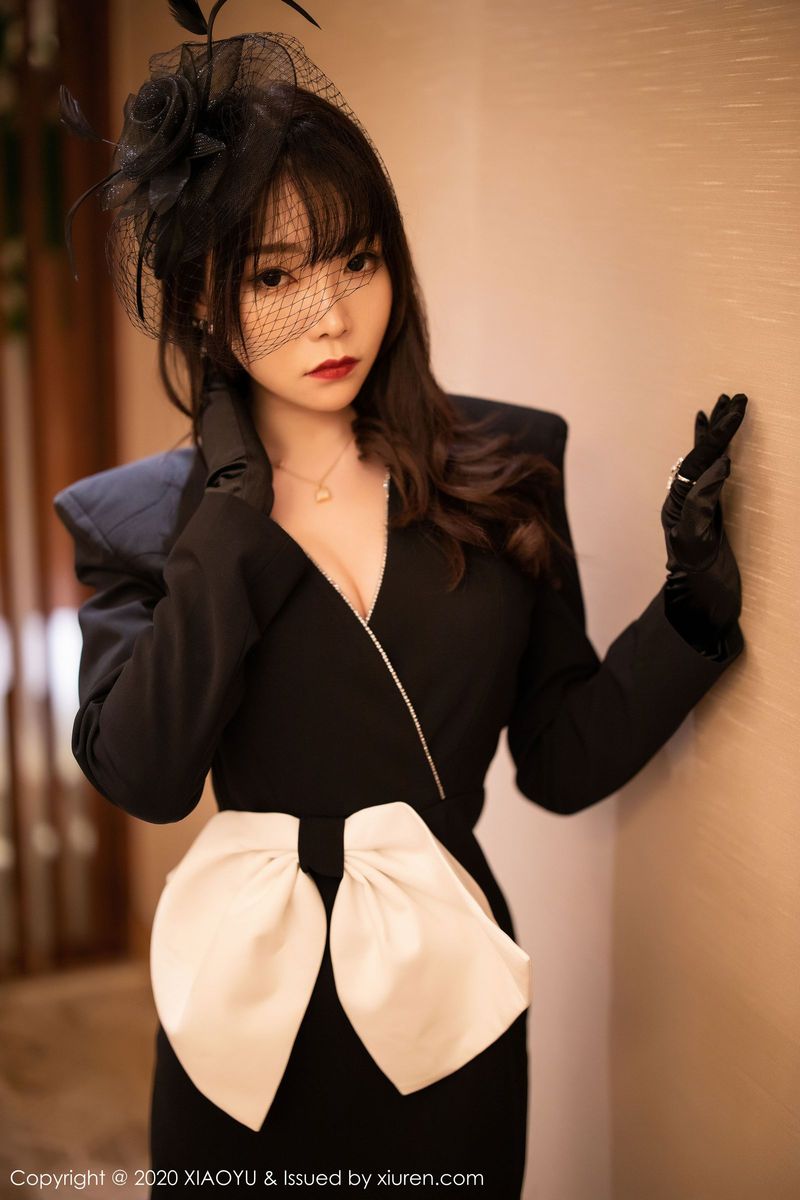 语画界性感女神芝芝Booty典雅制服与魅惑网袜系列澳门旅拍