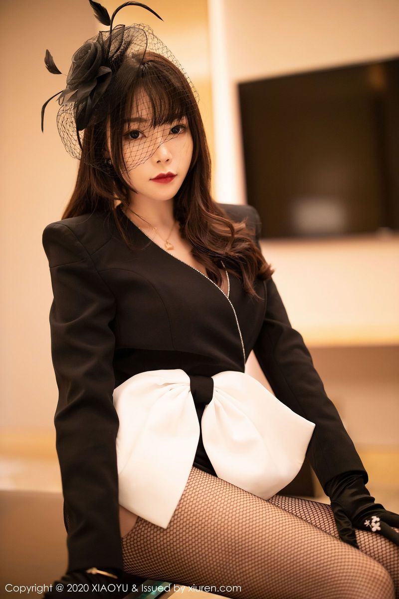 语画界性感女神芝芝Booty典雅制服与魅惑网袜系列澳门旅拍