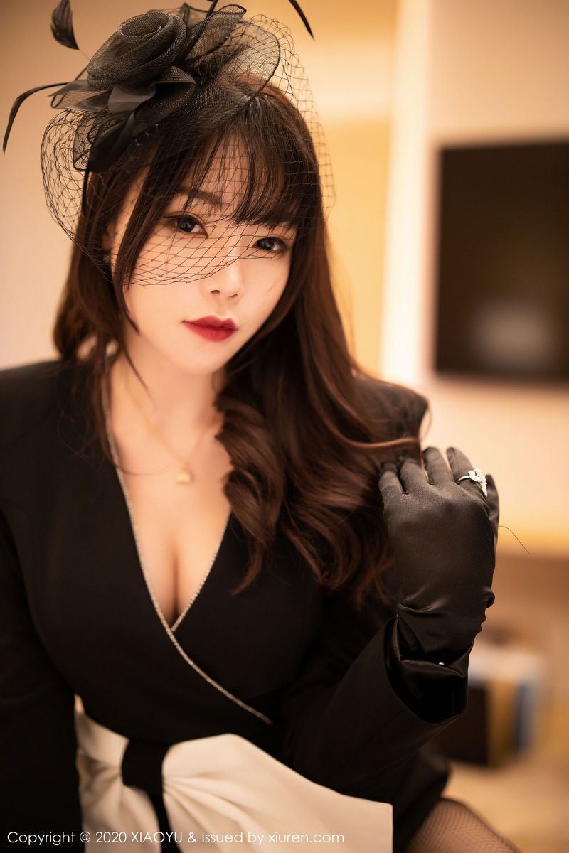 语画界性感女神芝芝Booty典雅制服与魅惑网袜系列澳门旅拍