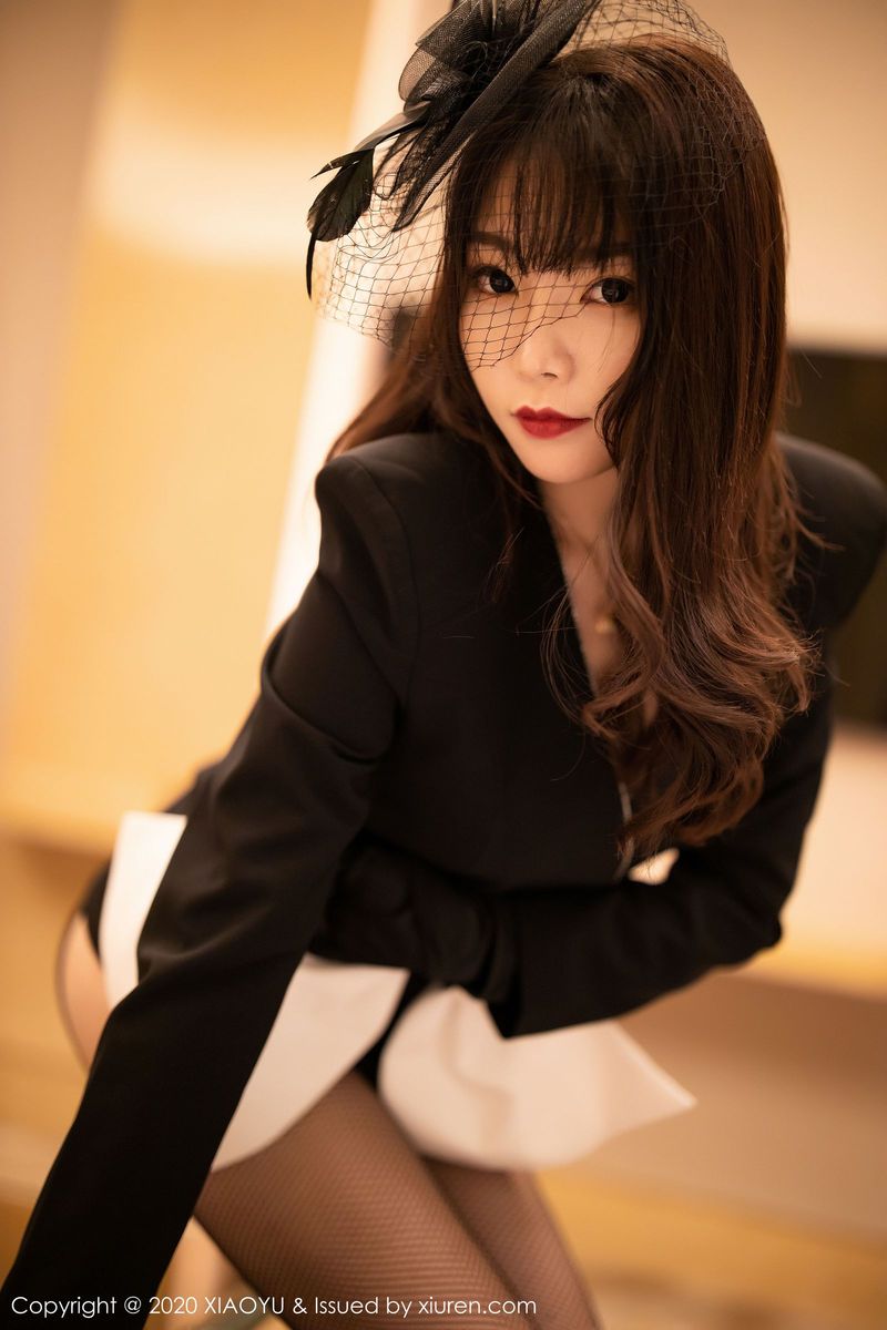 语画界性感女神芝芝Booty典雅制服与魅惑网袜系列澳门旅拍