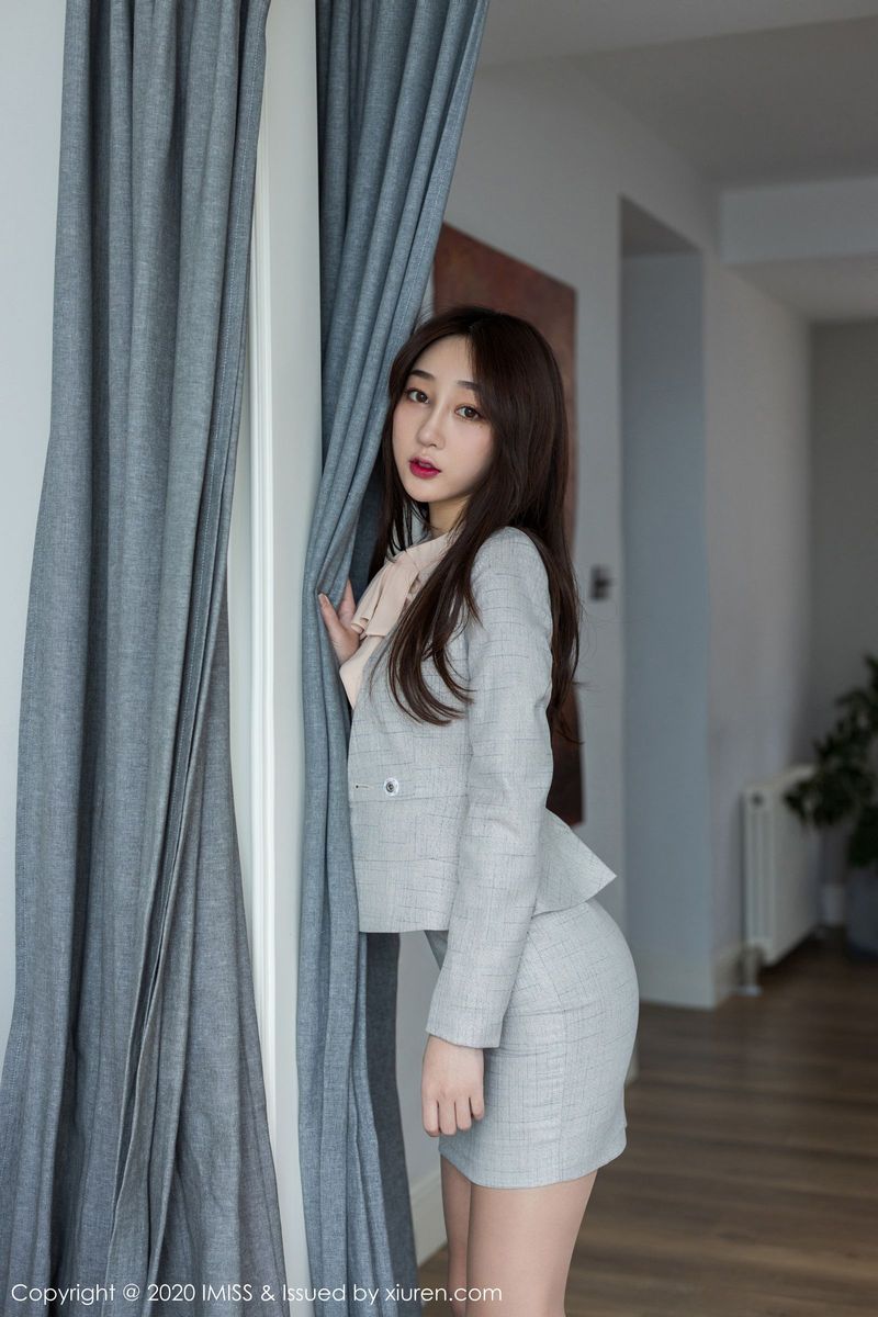 爱蜜社性感女神小九月白衬衫短裙秘书职场OL丝袜美足套图