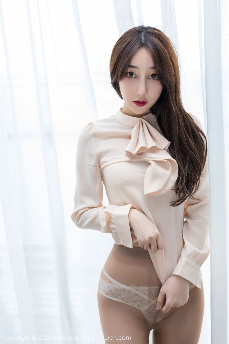 爱蜜社性感女神小九月白衬衫短裙秘书职场OL丝袜美足套图