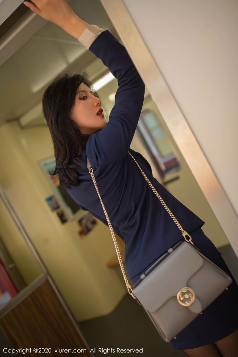 秀人网美女模特就是阿朱啊白衬衫黑丝袜职场OL地铁站写真